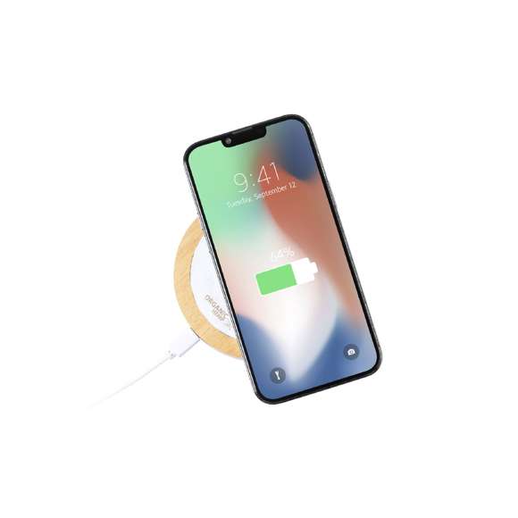 Cargador inalámbrico de 15W, con carcasa fabricada en combinación de cáñamo orgánico y madera natural. Compatible con dispositivos equipados con tecnología de carga inalámbrica Qi. Incluye cable cargador Tipo C y manual de instrucciones en español e inglés. Presentado en caja individual de diseño kraft.El cáñamo se obtiene de la planta cannabis, cuyos procesos tanto de cultivo como de obtención de fibras, son respetuosos con el medio ambiente, dando como resultado un material de gran resistencia, de origen natural y sostenible. Fabricado conforme a los estándares RoHS y en cumplimiento con los siguientes requisitos de seguridad:Sistema de protección contra sobrecalentamiento.Sistema de protección contra sobrecarga.Sistema de bloqueo para evitar cortocircuitos.
