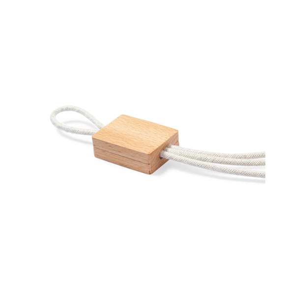 Cable cargador con cinta de transporte. Fabricado usando materiales naturales y respetuosos con el medio ambiente: Pieza central en madera natural. Cables recubiertos en cáñamo orgánico, obtenido de la planta cannabis, cuyos procesos tanto de cultivo como de obtención de fibras, son respetuosos con el medio ambiente, dando como resultado un material de gran resistencia, de origen natural y sostenible. Fundas de conectores en caña de trigo, para así fomentar la utilización de materias primas naturales y reducir las emisiones contaminantes.Incluye conexiones de entrada Tipo C y USB, salidas Lightning, Micro USB y Tipo C. 5V DC 2.4A. Presentado en bolsa individual de diseño kraft.