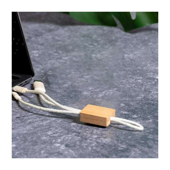 Cable cargador con cinta de transporte. Fabricado usando materiales naturales y respetuosos con el medio ambiente: Pieza central en madera natural. Cables recubiertos en cáñamo orgánico, obtenido de la planta cannabis, cuyos procesos tanto de cultivo como de obtención de fibras, son respetuosos con el medio ambiente, dando como resultado un material de gran resistencia, de origen natural y sostenible. Fundas de conectores en caña de trigo, para así fomentar la utilización de materias primas naturales y reducir las emisiones contaminantes.Incluye conexiones de entrada Tipo C y USB, salidas Lightning, Micro USB y Tipo C. 5V DC 2.4A. Presentado en bolsa individual de diseño kraft.