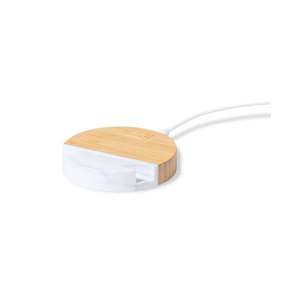 Cargador inalámbrico 15W con soporte para smartphone integrado. De diseño circular y fabricado en materiales naturales: base en bambú, con soporte en extracto de mármol. Compatible con dispositivos equipados con tecnología de carga inalámbrica Qi. Incluye cable cargador Tipo C y manual de instrucciones en español e inglés. Presentado en caja individual de diseño kraft.  Fabricado conforme a los estándares RoHS y en cumplimiento con los siguientes requisitos de seguridad:  Sistema de protección contra sobrecalentamiento. Sistema de protección contra sobrecarga. Sistema de bloqueo para evitar cortocircuitos.