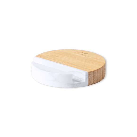 Cargador inalámbrico 15W con soporte para smartphone integrado. De diseño circular y fabricado en materiales naturales: base en bambú, con soporte en extracto de mármol. Compatible con dispositivos equipados con tecnología de carga inalámbrica Qi. Incluye cable cargador Tipo C y manual de instrucciones en español e inglés. Presentado en caja individual de diseño kraft.  Fabricado conforme a los estándares RoHS y en cumplimiento con los siguientes requisitos de seguridad:  Sistema de protección contra sobrecalentamiento. Sistema de protección contra sobrecarga. Sistema de bloqueo para evitar cortocircuitos.