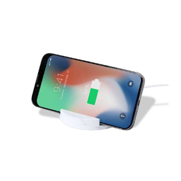 Cargador inalámbrico 15W con soporte para smartphone integrado. De diseño circular y fabricado en materiales naturales: base en bambú, con soporte en extracto de mármol. Compatible con dispositivos equipados con tecnología de carga inalámbrica Qi. Incluye cable cargador Tipo C y manual de instrucciones en español e inglés. Presentado en caja individual de diseño kraft.  Fabricado conforme a los estándares RoHS y en cumplimiento con los siguientes requisitos de seguridad:  Sistema de protección contra sobrecalentamiento. Sistema de protección contra sobrecarga. Sistema de bloqueo para evitar cortocircuitos.