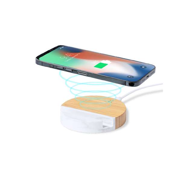 Cargador inalámbrico 15W con soporte para smartphone integrado. De diseño circular y fabricado en materiales naturales: base en bambú, con soporte en extracto de mármol. Compatible con dispositivos equipados con tecnología de carga inalámbrica Qi. Incluye cable cargador Tipo C y manual de instrucciones en español e inglés. Presentado en caja individual de diseño kraft.  Fabricado conforme a los estándares RoHS y en cumplimiento con los siguientes requisitos de seguridad:  Sistema de protección contra sobrecalentamiento. Sistema de protección contra sobrecarga. Sistema de bloqueo para evitar cortocircuitos.