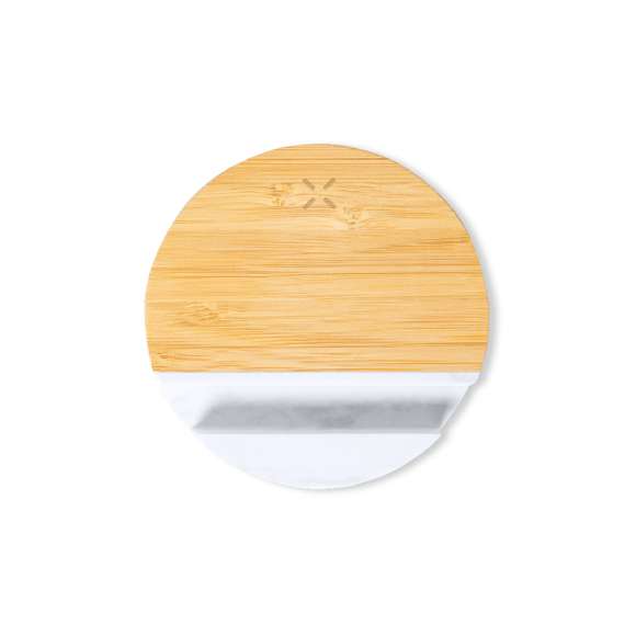 Cargador inalámbrico 15W con soporte para smartphone integrado. De diseño circular y fabricado en materiales naturales: base en bambú, con soporte en extracto de mármol. Compatible con dispositivos equipados con tecnología de carga inalámbrica Qi. Incluye cable cargador Tipo C y manual de instrucciones en español e inglés. Presentado en caja individual de diseño kraft.  Fabricado conforme a los estándares RoHS y en cumplimiento con los siguientes requisitos de seguridad:  Sistema de protección contra sobrecalentamiento. Sistema de protección contra sobrecarga. Sistema de bloqueo para evitar cortocircuitos.