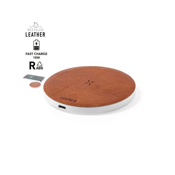 Cargador inalámbrico 15W, fabricado en combinación de RABS y cuero reciclado.  Compatible con dispositivos equipados con tecnología de carga inalámbrica Qi. Con base antideslizante, incluye cable cargador Tipo C y manual de instrucciones en español e inglés. Presentado en caja individual de diseño kraft.  El material RABS o ABS Reciclado y el cuero reciclado proceden del reciclado de artículos al final de su vida útil. Los materiales reciclados empleados incorporan la certificación RCS que garantiza el origen reciclado de los mismos.  Fabricado conforme a los estándares RoHS y en cumplimiento con los siguientes requisitos de seguridad:  Sistema de protección contra sobrecalentamiento. Sistema de protección contra sobrecarga. Sistema de bloqueo para evitar cortocircuitos.