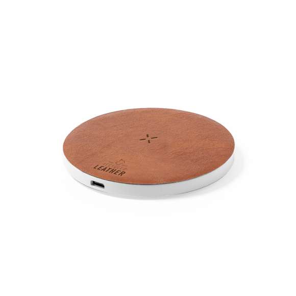 Cargador inalámbrico 15W, fabricado en combinación de RABS y cuero reciclado.  Compatible con dispositivos equipados con tecnología de carga inalámbrica Qi. Con base antideslizante, incluye cable cargador Tipo C y manual de instrucciones en español e inglés. Presentado en caja individual de diseño kraft.  El material RABS o ABS Reciclado y el cuero reciclado proceden del reciclado de artículos al final de su vida útil. Los materiales reciclados empleados incorporan la certificación RCS que garantiza el origen reciclado de los mismos.  Fabricado conforme a los estándares RoHS y en cumplimiento con los siguientes requisitos de seguridad:  Sistema de protección contra sobrecalentamiento. Sistema de protección contra sobrecarga. Sistema de bloqueo para evitar cortocircuitos.