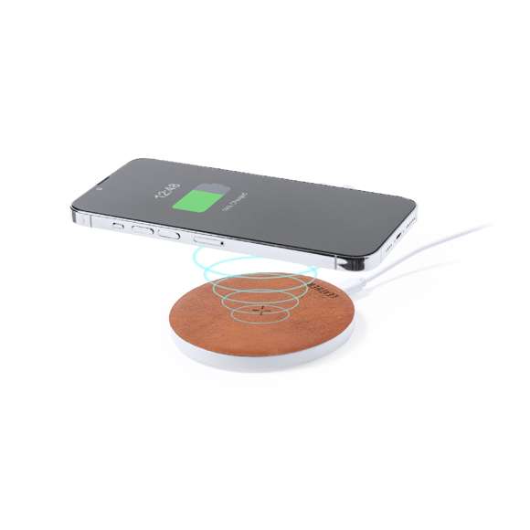 Cargador inalámbrico 15W, fabricado en combinación de RABS y cuero reciclado.  Compatible con dispositivos equipados con tecnología de carga inalámbrica Qi. Con base antideslizante, incluye cable cargador Tipo C y manual de instrucciones en español e inglés. Presentado en caja individual de diseño kraft.  El material RABS o ABS Reciclado y el cuero reciclado proceden del reciclado de artículos al final de su vida útil. Los materiales reciclados empleados incorporan la certificación RCS que garantiza el origen reciclado de los mismos.  Fabricado conforme a los estándares RoHS y en cumplimiento con los siguientes requisitos de seguridad:  Sistema de protección contra sobrecalentamiento. Sistema de protección contra sobrecarga. Sistema de bloqueo para evitar cortocircuitos.