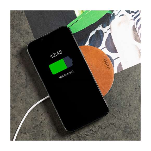 Cargador inalámbrico 15W, fabricado en combinación de RABS y cuero reciclado.  Compatible con dispositivos equipados con tecnología de carga inalámbrica Qi. Con base antideslizante, incluye cable cargador Tipo C y manual de instrucciones en español e inglés. Presentado en caja individual de diseño kraft.  El material RABS o ABS Reciclado y el cuero reciclado proceden del reciclado de artículos al final de su vida útil. Los materiales reciclados empleados incorporan la certificación RCS que garantiza el origen reciclado de los mismos.  Fabricado conforme a los estándares RoHS y en cumplimiento con los siguientes requisitos de seguridad:  Sistema de protección contra sobrecalentamiento. Sistema de protección contra sobrecarga. Sistema de bloqueo para evitar cortocircuitos.