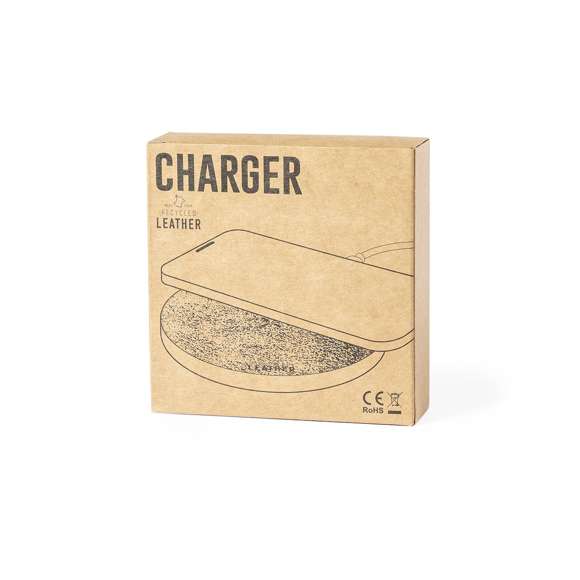 Cargador inalámbrico 15W, fabricado en combinación de RABS y cuero reciclado.  Compatible con dispositivos equipados con tecnología de carga inalámbrica Qi. Con base antideslizante, incluye cable cargador Tipo C y manual de instrucciones en español e inglés. Presentado en caja individual de diseño kraft.  El material RABS o ABS Reciclado y el cuero reciclado proceden del reciclado de artículos al final de su vida útil. Los materiales reciclados empleados incorporan la certificación RCS que garantiza el origen reciclado de los mismos.  Fabricado conforme a los estándares RoHS y en cumplimiento con los siguientes requisitos de seguridad:  Sistema de protección contra sobrecalentamiento. Sistema de protección contra sobrecarga. Sistema de bloqueo para evitar cortocircuitos.