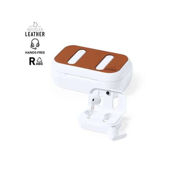 Auriculares intraurales Bluetooth®, fabricados en RABS y en elegante color blanco, con la tapa de la base de carga forrada en cuero reciclado.Conexión Bluetooth® 5.1, función manos libres y batería de 30 mAh. De diseño ergonómico, incluyen botón de control táctil integrado en cada auricular y luz LED de estado de carga. Base de carga a juego, con batería de 300mAh. Incluye cable cargador Tipo C y manual de instrucciones en español e inglés. Presentado en caja individual de diseño kraft.El material RABS o ABS Reciclado y el cuero reciclado proceden del reciclado de artículos al final de su vida útil. Los materiales reciclados empleados incorporan la certificación RCS, que garantiza el origen reciclado de los mismos.