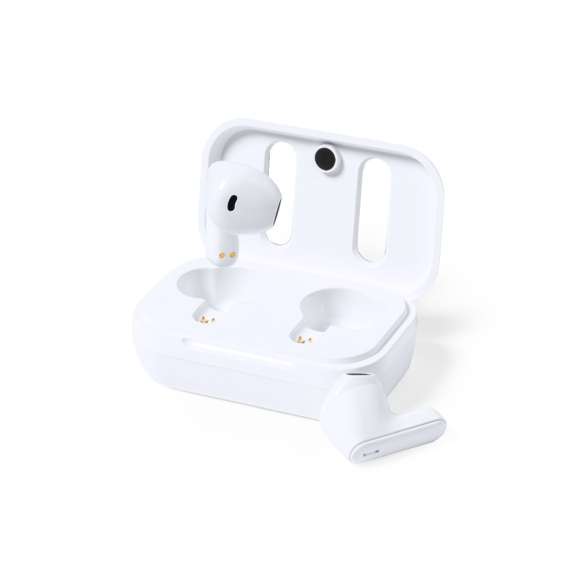 Auriculares intraurales Bluetooth®, fabricados en RABS y en elegante color blanco, con la tapa de la base de carga forrada en cuero reciclado.Conexión Bluetooth® 5.1, función manos libres y batería de 30 mAh. De diseño ergonómico, incluyen botón de control táctil integrado en cada auricular y luz LED de estado de carga. Base de carga a juego, con batería de 300mAh. Incluye cable cargador Tipo C y manual de instrucciones en español e inglés. Presentado en caja individual de diseño kraft.El material RABS o ABS Reciclado y el cuero reciclado proceden del reciclado de artículos al final de su vida útil. Los materiales reciclados empleados incorporan la certificación RCS, que garantiza el origen reciclado de los mismos.