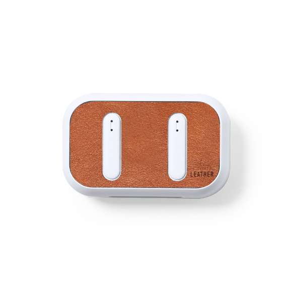 Auriculares intraurales Bluetooth®, fabricados en RABS y en elegante color blanco, con la tapa de la base de carga forrada en cuero reciclado.Conexión Bluetooth® 5.1, función manos libres y batería de 30 mAh. De diseño ergonómico, incluyen botón de control táctil integrado en cada auricular y luz LED de estado de carga. Base de carga a juego, con batería de 300mAh. Incluye cable cargador Tipo C y manual de instrucciones en español e inglés. Presentado en caja individual de diseño kraft.El material RABS o ABS Reciclado y el cuero reciclado proceden del reciclado de artículos al final de su vida útil. Los materiales reciclados empleados incorporan la certificación RCS, que garantiza el origen reciclado de los mismos.