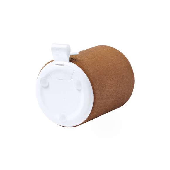 Altavoz Bluetooth® con carcasa fabricada en RABS y forrada en cuero reciclado.Con 3W de potencia y batería de 400 mAh. Conexión Bluetooth® 5.0, con ranura para tarjeta micro SD y base antideslizante. Incluye cable cargador Tipo C y manual de instrucciones en español e inglés. Presentado en caja individual de diseño kraft.El material RABS o ABS Reciclado y el cuero reciclado proceden del reciclado de artículos al final de su vida útil. Los materiales reciclados empleados incorporan la certificación RCS, que garantiza el origen reciclado de los mismos.