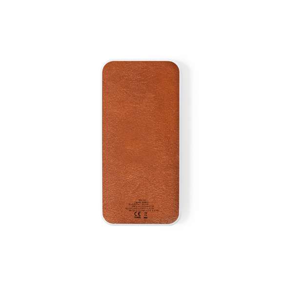 Batería auxiliar externa de 8.000 mAh con cargador inalámbrico integrado 10W, fabricada en combinación de RABS y cuero reciclado. Salida USB, con conexiones Tipo C de entrada y salida y Micro USB de entrada. Con indicadores LED de estado de carga y compatible con dispositivos equipados con tecnología de carga inalámbrica Qi. Incluye cable cargador Tipo C y manual de instrucciones en español e inglés. Presentado en caja individual de diseño kraft.Entrada/Salida USB C: 5-12V DC 3-1.5V, PD18WEntrada Micro USB: 5V DC 3ASalida USB: 5-12V DC 3-1.5AEl material RABS o ABS Reciclado y el cuero reciclado proceden del reciclado de artículos al final de su vida útil. Los materiales reciclados empleados incorporan la certificación RCS que garantiza el origen reciclado de los mismos.Las capacidades mostradas en todas nuestras baterías auxiliares externas son reales, incorporando todas ellas baterías de grado A y no recicladas, con una vida útil de al menos 500 ciclos de carga y según normativa CE. Además, están fabricadas conforme a los estándares RoHS y en cumplimiento con los siguientes requisitos de seguridad:Sistema de protección contra sobrecarga del power bank. Sistema de protección contra descarga completa que proporciona una mayor durabilidad del power bank. Sistema de bloqueo para evitar cortocircuitos. Sistema de transferencia de carga constante, acorde con la capacidad del dispositivo de destino.
