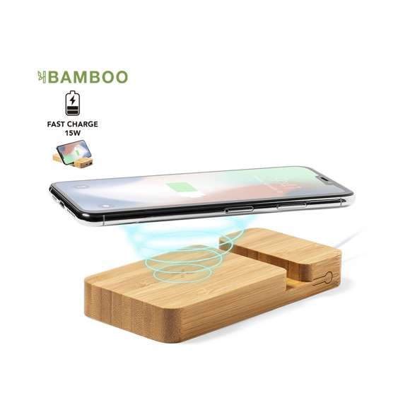 Batería auxiliar externa de 5.000 mAh fabricada en bambú, con cargador inalámbrico integrado 15W y soporte para dispositivo móvil.Salida USB, con conexión Tipo C dual de entrada y salida e indicador LED de estado de carga. Compatible con dispositivos equipados con tecnología de carga inalámbrica Qi, cable de carga Tipo C incluido. Presentado en caja individual de diseño kraft, con manual de instrucciones en español e inglés. Entrada/Salida USB C: 5-12V DC 3-1.67V, PD20WSalida USB: 5-12V DC 3-1.5ALas capacidades mostradas en todas nuestras baterías auxiliares externas son reales, incorporando todas ellas baterías de grado A y no recicladas, con una vida útil de al menos 500 ciclos de carga y según normativa CE. Además, están fabricadas conforme a los estándares RoHS y en cumplimiento con los siguientes requisitos de seguridad:Sistema de protección contra sobrecarga del power bank. Sistema de protección contra descarga completa que proporciona una mayor durabilidad del power bank. Sistema de bloqueo para evitar cortocircuitos. Sistema de transferencia de carga constante, acorde con la capacidad del dispositivo de destino.