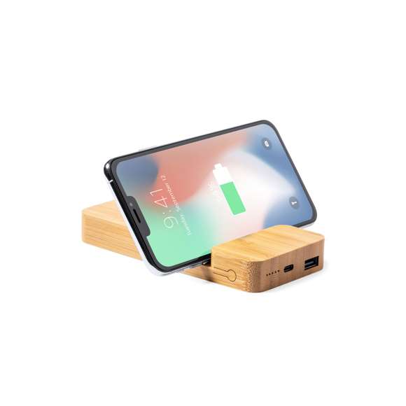 Batería auxiliar externa de 5.000 mAh fabricada en bambú, con cargador inalámbrico integrado 15W y soporte para dispositivo móvil.Salida USB, con conexión Tipo C dual de entrada y salida e indicador LED de estado de carga. Compatible con dispositivos equipados con tecnología de carga inalámbrica Qi, cable de carga Tipo C incluido. Presentado en caja individual de diseño kraft, con manual de instrucciones en español e inglés. Entrada/Salida USB C: 5-12V DC 3-1.67V, PD20WSalida USB: 5-12V DC 3-1.5ALas capacidades mostradas en todas nuestras baterías auxiliares externas son reales, incorporando todas ellas baterías de grado A y no recicladas, con una vida útil de al menos 500 ciclos de carga y según normativa CE. Además, están fabricadas conforme a los estándares RoHS y en cumplimiento con los siguientes requisitos de seguridad:Sistema de protección contra sobrecarga del power bank. Sistema de protección contra descarga completa que proporciona una mayor durabilidad del power bank. Sistema de bloqueo para evitar cortocircuitos. Sistema de transferencia de carga constante, acorde con la capacidad del dispositivo de destino.