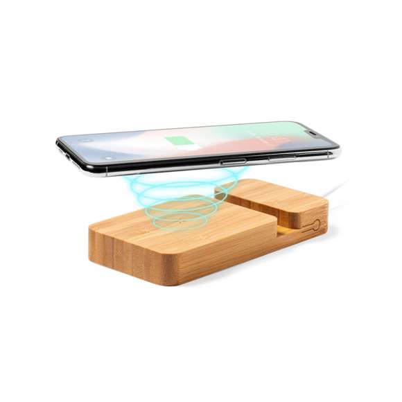 Batería auxiliar externa de 5.000 mAh fabricada en bambú, con cargador inalámbrico integrado 15W y soporte para dispositivo móvil.Salida USB, con conexión Tipo C dual de entrada y salida e indicador LED de estado de carga. Compatible con dispositivos equipados con tecnología de carga inalámbrica Qi, cable de carga Tipo C incluido. Presentado en caja individual de diseño kraft, con manual de instrucciones en español e inglés. Entrada/Salida USB C: 5-12V DC 3-1.67V, PD20WSalida USB: 5-12V DC 3-1.5ALas capacidades mostradas en todas nuestras baterías auxiliares externas son reales, incorporando todas ellas baterías de grado A y no recicladas, con una vida útil de al menos 500 ciclos de carga y según normativa CE. Además, están fabricadas conforme a los estándares RoHS y en cumplimiento con los siguientes requisitos de seguridad:Sistema de protección contra sobrecarga del power bank. Sistema de protección contra descarga completa que proporciona una mayor durabilidad del power bank. Sistema de bloqueo para evitar cortocircuitos. Sistema de transferencia de carga constante, acorde con la capacidad del dispositivo de destino.