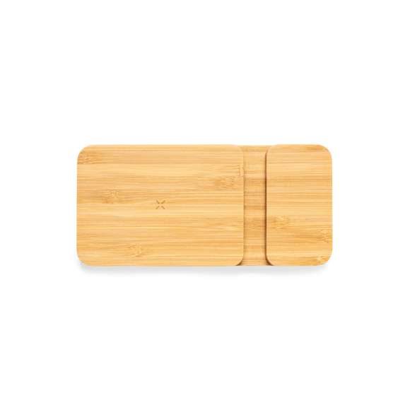 Batería auxiliar externa de 5.000 mAh fabricada en bambú, con cargador inalámbrico integrado 15W y soporte para dispositivo móvil.Salida USB, con conexión Tipo C dual de entrada y salida e indicador LED de estado de carga. Compatible con dispositivos equipados con tecnología de carga inalámbrica Qi, cable de carga Tipo C incluido. Presentado en caja individual de diseño kraft, con manual de instrucciones en español e inglés. Entrada/Salida USB C: 5-12V DC 3-1.67V, PD20WSalida USB: 5-12V DC 3-1.5ALas capacidades mostradas en todas nuestras baterías auxiliares externas son reales, incorporando todas ellas baterías de grado A y no recicladas, con una vida útil de al menos 500 ciclos de carga y según normativa CE. Además, están fabricadas conforme a los estándares RoHS y en cumplimiento con los siguientes requisitos de seguridad:Sistema de protección contra sobrecarga del power bank. Sistema de protección contra descarga completa que proporciona una mayor durabilidad del power bank. Sistema de bloqueo para evitar cortocircuitos. Sistema de transferencia de carga constante, acorde con la capacidad del dispositivo de destino.