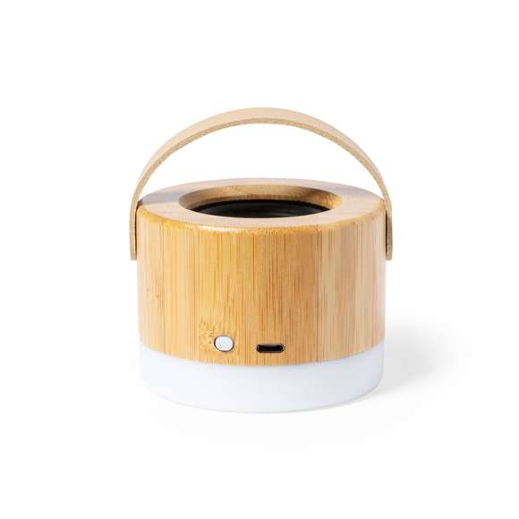 Altavoz Bluetooth® de tamaño compacto, con 3W de potencia y luz LED. Fabricado en bambú y ABS, con cinta de transporte en polipiel. Batería de litio de 300mAh, con cable de carga Tipo C incluido. Presentado en caja individual de diseño kraft, con manual de instrucciones en español e inglés.