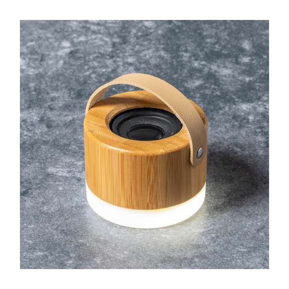 Altavoz Bluetooth® de tamaño compacto, con 3W de potencia y luz LED. Fabricado en bambú y ABS, con cinta de transporte en polipiel. Batería de litio de 300mAh, con cable de carga Tipo C incluido. Presentado en caja individual de diseño kraft, con manual de instrucciones en español e inglés.