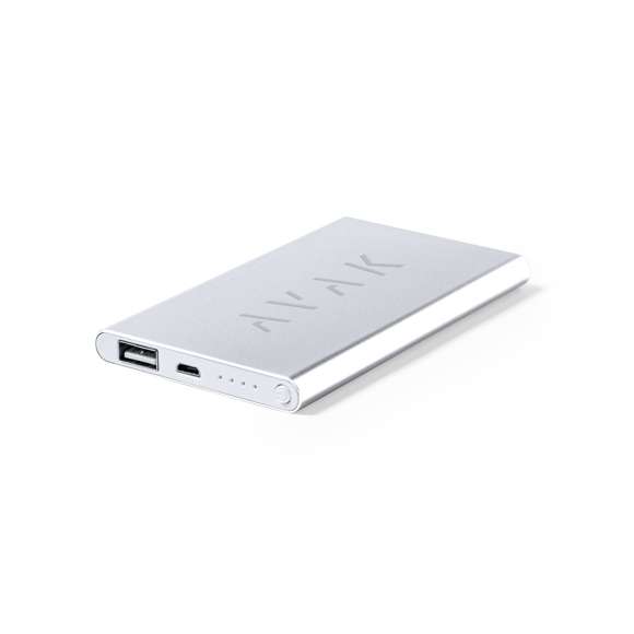 Batería auxiliar externa de 4.000 mAh fabricada en aluminio. Con salida USB y entrada Micro USB. Indicadores LED de estado de carga y cable de carga Micro USB incluido. Disponible en variada gama de colores y presentada en caja individual de diseño kraft, con manual de instrucciones en español e inglés.Entrada micro USB: 5V DC 1ASalida USB: 5V DC 1ALas capacidades mostradas en todas nuestras baterías auxiliares externas son reales, incorporando todas ellas baterías de grado A y no recicladas, con una vida útil de al menos 500 ciclos de carga y según normativa CE. Además, están fabricadas conforme a los estándares RoHS y en cumplimiento con los siguientes requisitos de seguridad:Sistema de protección contra sobrecarga del power bank. Sistema de protección contra descarga completa que proporciona una mayor durabilidad del power bank. Sistema de bloqueo para evitar cortocircuitos. Sistema de transferencia de carga constante, acorde con la capacidad del dispositivo de destino.
