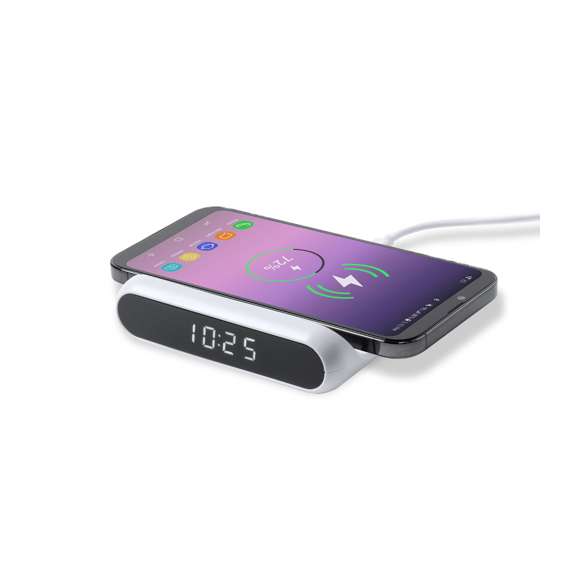 Reloj multifunción con pantalla retroiluminada y cargador inalámbrico 10W integrado. De elegante diseño en color blanco, con funciones hora y alarma. Cable de carga Tipo C de 1 m incluido y compatible con dispositivos equipados con tecnología de carga inalámbrica Qi. Presentado en caja individual de diseño kraft, con manual de instrucciones en español en inglés.Fabricado conforme a los estándares RoHS y en cumplimiento con los siguientes requisitos de seguridad:Sistema de protección contra sobrecalentamiento.Sistema de protección contra sobrecarga.Sistema de bloqueo para evitar cortocircuitos.