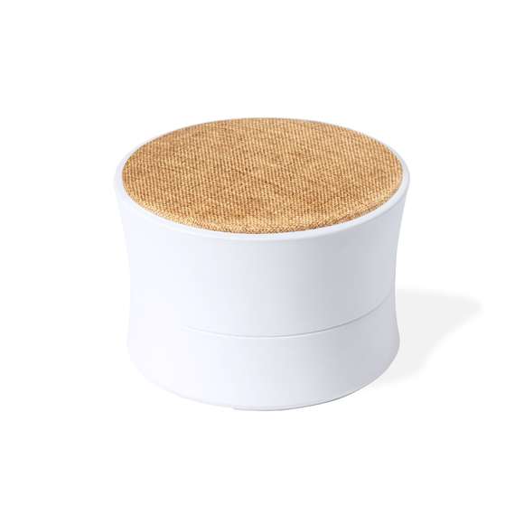  	Altavoz Bluetooth® de tamaño compacto y 3W de potencia. Combinación de cuerpo en ABS blanco con rejilla de poliéster en variada gama de colores. Batería de litio de 300mAh, con cable de carga Tipo C incluido. Presentado en caja individual de diseño kraft, con manual de instrucciones en español e inglés.