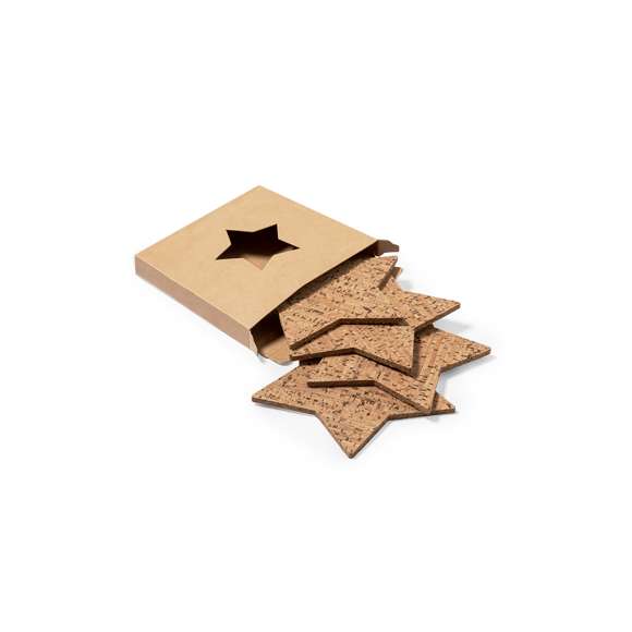 Set de 4 posavasos con forma de estrella fabricados en corcho natural. Set presentado en caja de diseño en cartón kraft con diseño de estrella troquelado.Elaborado con elementos vegetales para así fomentar la utilización de materias primas naturales y reducir las emisiones contaminantes.