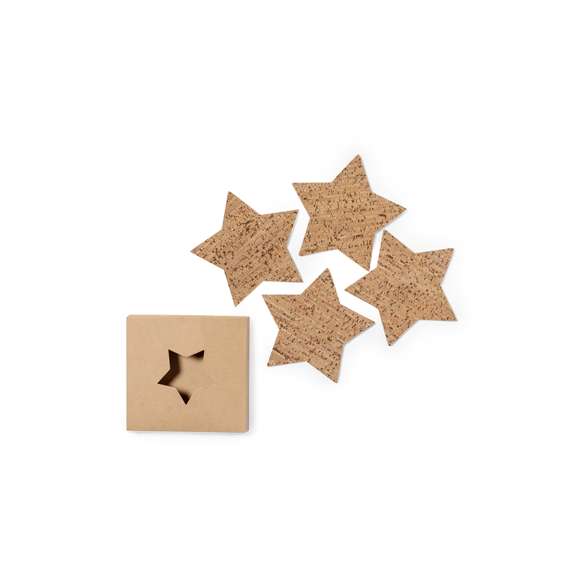 Set de 4 posavasos con forma de estrella fabricados en corcho natural. Set presentado en caja de diseño en cartón kraft con diseño de estrella troquelado.Elaborado con elementos vegetales para así fomentar la utilización de materias primas naturales y reducir las emisiones contaminantes.