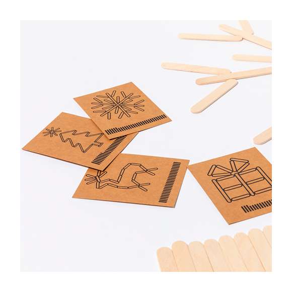 Original juego de habilidad que consiste en construir correctamente las figuras presentadas en las tarjetas visuales con las diferentes piezas del juego. Un divertido juego con el que fomentar la agilidad mental. Incluye 36 piezas de madera natural en diferentes tamaños para construir las figuras(8 largas y 28 cortas) y 4 divertidos diseños de estrellas con tarjetas visuales en cartón reciclado. Presentado en bolsa 100% algodón.Elaborado con elementos vegetales para así fomentar la utilización de materias primas naturales y reducir las emisiones contaminantes.