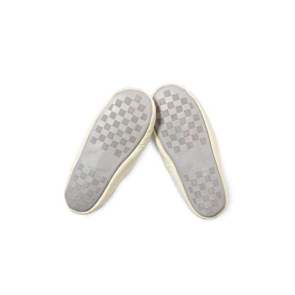 Par de zapatillas unisex. Fabricadas en suave y confortable algodón e interior acolchado con revestimiento afelpado en color gris. Disponibles tallas 36-38 y 42-44.