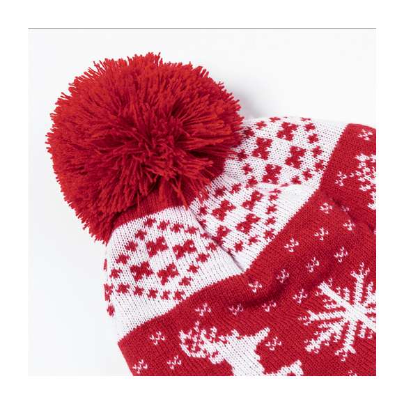 Original gorro con motivos navideños. Un regalo ideal para combatir el frío y agregar un toque de calidez y diversión a los looks más navideños. Fabricado en suave poliéster acrílico y pom pom a juego. Presentado en una bolsa individual reciclada. Cuenta con zona especial para el marcaje.