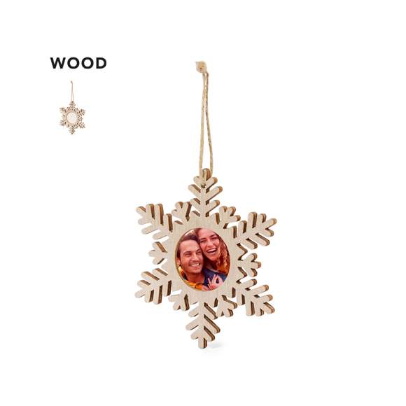 Elegantes adornos navideños con portafotos fabricados en suave madera. Incluye ventana para fotografías en tamaño 4x4 cm y accesorio para colgar en yute natural. Disponible en 3 originales diseños: Copo de Nieve, Árbol de Navidad y Estrella. Presentado en bolsa individual reciclada.Elaborado con elementos vegetales para así fomentar la utilización de materias primas naturales y reducir las emisiones contaminantes.