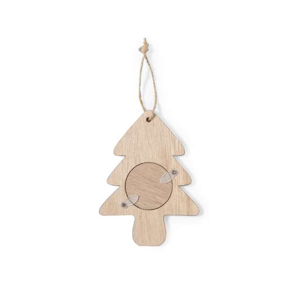 Elegantes adornos navideños con portafotos fabricados en suave madera. Incluye ventana para fotografías en tamaño 4x4 cm y accesorio para colgar en yute natural. Disponible en 3 originales diseños: Copo de Nieve, Árbol de Navidad y Estrella. Presentado en bolsa individual reciclada.Elaborado con elementos vegetales para así fomentar la utilización de materias primas naturales y reducir las emisiones contaminantes.