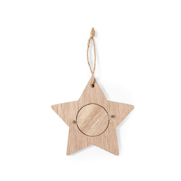 Elegantes adornos navideños con portafotos fabricados en suave madera. Incluye ventana para fotografías en tamaño 4x4 cm y accesorio para colgar en yute natural. Disponible en 3 originales diseños: Copo de Nieve, Árbol de Navidad y Estrella. Presentado en bolsa individual reciclada.Elaborado con elementos vegetales para así fomentar la utilización de materias primas naturales y reducir las emisiones contaminantes.