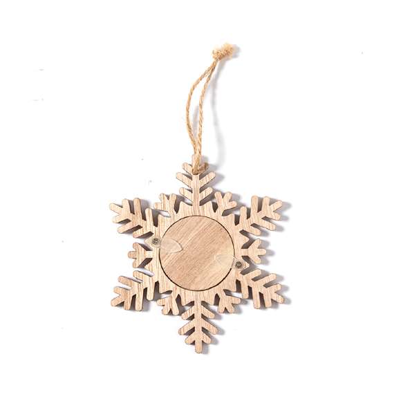 Elegantes adornos navideños con portafotos fabricados en suave madera. Incluye ventana para fotografías en tamaño 4x4 cm y accesorio para colgar en yute natural. Disponible en 3 originales diseños: Copo de Nieve, Árbol de Navidad y Estrella. Presentado en bolsa individual reciclada.Elaborado con elementos vegetales para así fomentar la utilización de materias primas naturales y reducir las emisiones contaminantes.