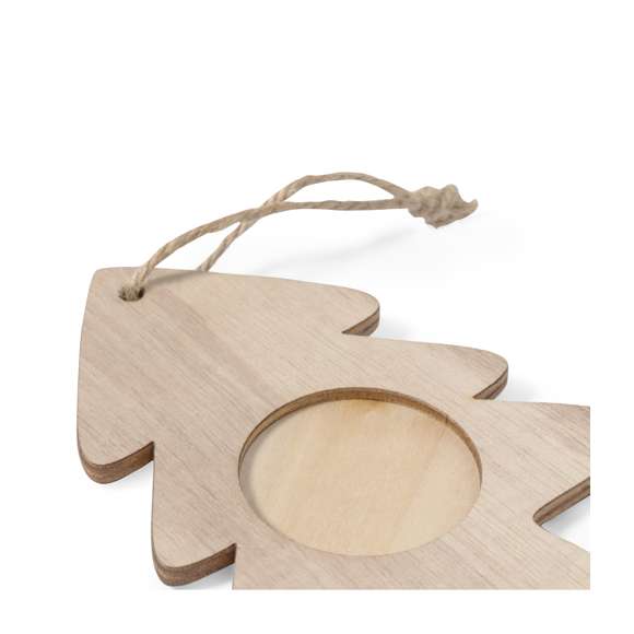 Elegantes adornos navideños con portafotos fabricados en suave madera. Incluye ventana para fotografías en tamaño 4x4 cm y accesorio para colgar en yute natural. Disponible en 3 originales diseños: Copo de Nieve, Árbol de Navidad y Estrella. Presentado en bolsa individual reciclada.Elaborado con elementos vegetales para así fomentar la utilización de materias primas naturales y reducir las emisiones contaminantes.