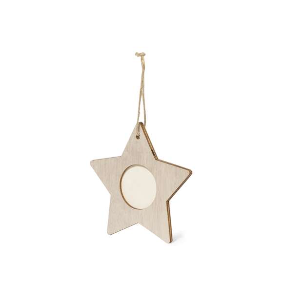 Elegantes adornos navideños con portafotos fabricados en suave madera. Incluye ventana para fotografías en tamaño 4x4 cm y accesorio para colgar en yute natural. Disponible en 3 originales diseños: Copo de Nieve, Árbol de Navidad y Estrella. Presentado en bolsa individual reciclada.Elaborado con elementos vegetales para así fomentar la utilización de materias primas naturales y reducir las emisiones contaminantes.