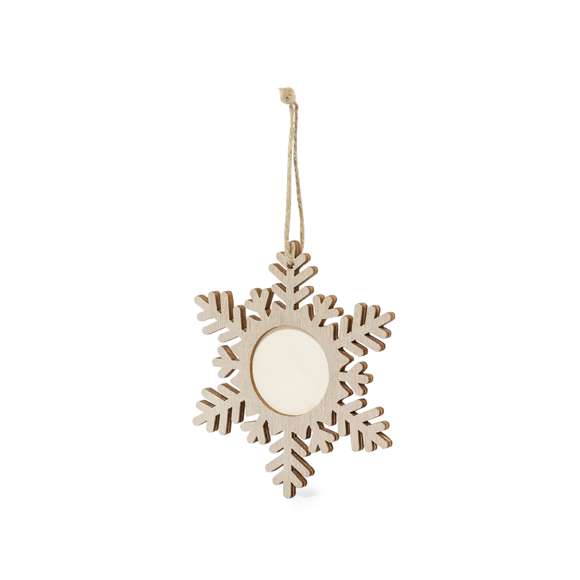 Elegantes adornos navideños con portafotos fabricados en suave madera. Incluye ventana para fotografías en tamaño 4x4 cm y accesorio para colgar en yute natural. Disponible en 3 originales diseños: Copo de Nieve, Árbol de Navidad y Estrella. Presentado en bolsa individual reciclada.Elaborado con elementos vegetales para así fomentar la utilización de materias primas naturales y reducir las emisiones contaminantes.