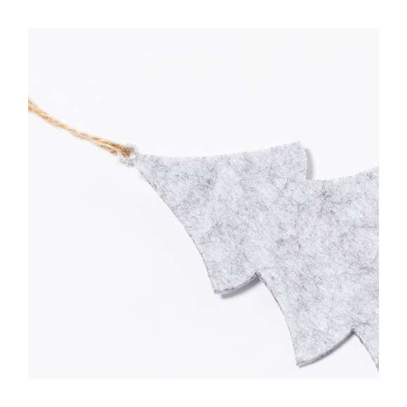 Set de adornos navideños de 3 piezas fabricadas en suave fieltro. Incluye en 3 diseños: Árbol de Navidad, Estrella y Bola Navideña. Todas las piezas incluyen colgador. Presentado en bolsa de papel reciclado.