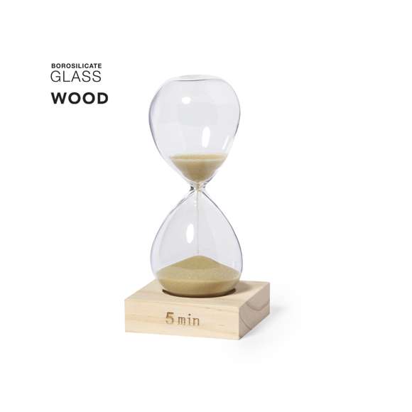 Reloj de arena de 5 minutos de duración. Fabricado en cristal de borosilicato, que ofrece una resistencia y durabilidad excepcionales, con base en madera de pino natural. Su elegante diseño y la arena en color natural lo convierten en un gadget decorativo y funcional, ideal para medir el tiempo. Presentado en una caja individual de diseño kraft.