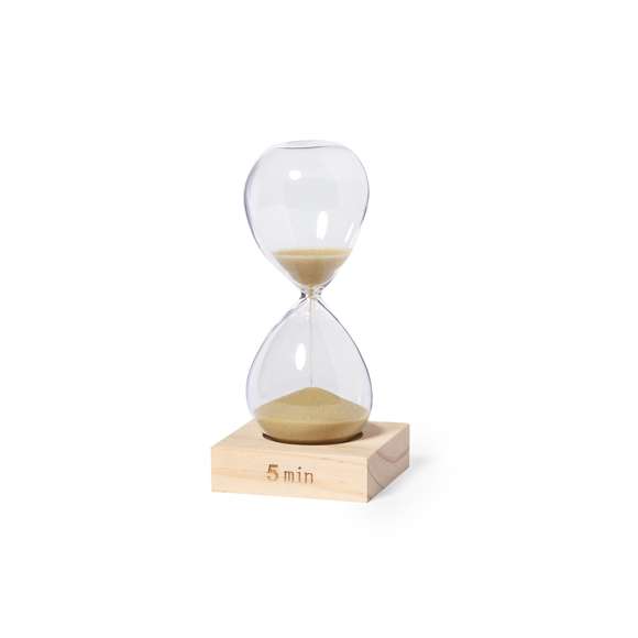 Reloj de arena de 5 minutos de duración. Fabricado en cristal de borosilicato, que ofrece una resistencia y durabilidad excepcionales, con base en madera de pino natural. Su elegante diseño y la arena en color natural lo convierten en un gadget decorativo y funcional, ideal para medir el tiempo. Presentado en una caja individual de diseño kraft.