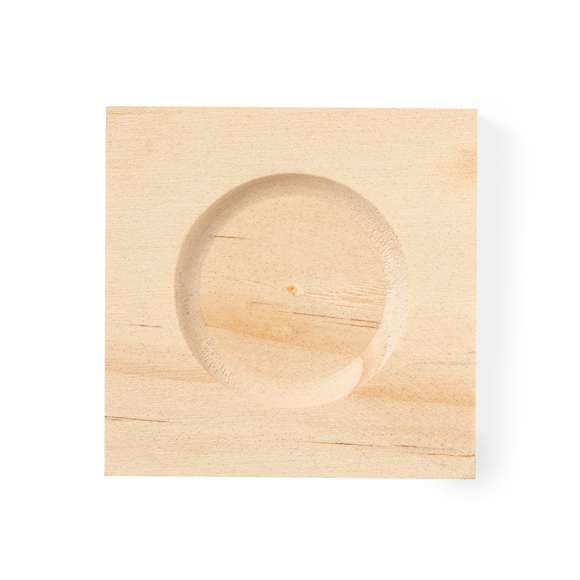 Reloj de arena de 5 minutos de duración. Fabricado en cristal de borosilicato, que ofrece una resistencia y durabilidad excepcionales, con base en madera de pino natural. Su elegante diseño y la arena en color natural lo convierten en un gadget decorativo y funcional, ideal para medir el tiempo. Presentado en una caja individual de diseño kraft.