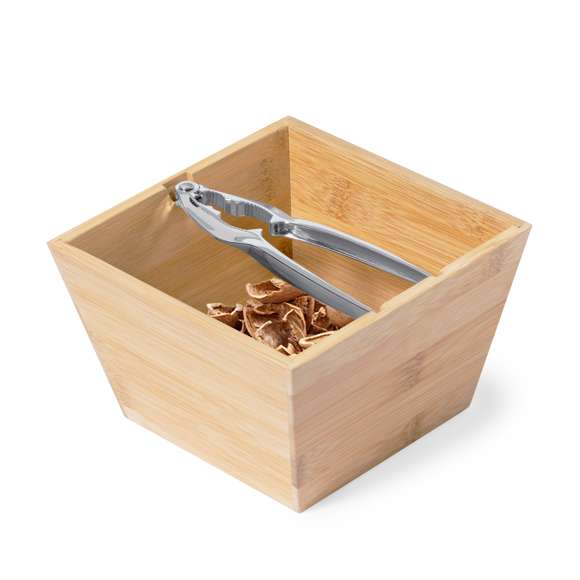 Práctico set cascanueces. Contenido: Bowl fabricado en bambú natural, con 1,4 l de capacidad. Cascanueces de acero inoxidable, con diseño ergonómico que permite romper la cáscara de manera rápida y sencilla, manteniendo el fruto intacto. Presentación individual en caja de diseño kraft.