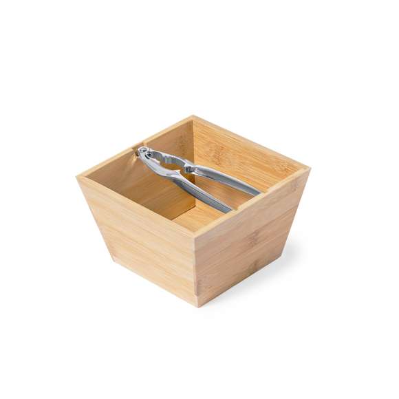 Práctico set cascanueces. Contenido: Bowl fabricado en bambú natural, con 1,4 l de capacidad. Cascanueces de acero inoxidable, con diseño ergonómico que permite romper la cáscara de manera rápida y sencilla, manteniendo el fruto intacto. Presentación individual en caja de diseño kraft.
