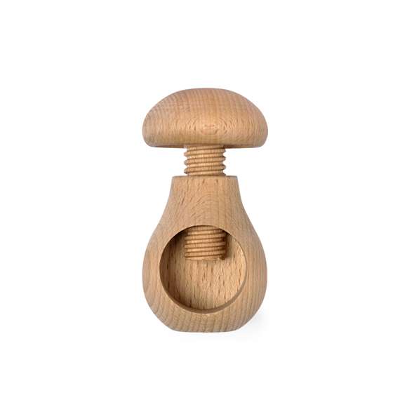 Cascanueces fabricado en madera natural. Con sencillo mécanismo de rosca manual que permite romper la cáscara de manera rápida y fácil, manteniendo el fruto intacto.Presentación individual en caja de diseño kraft.