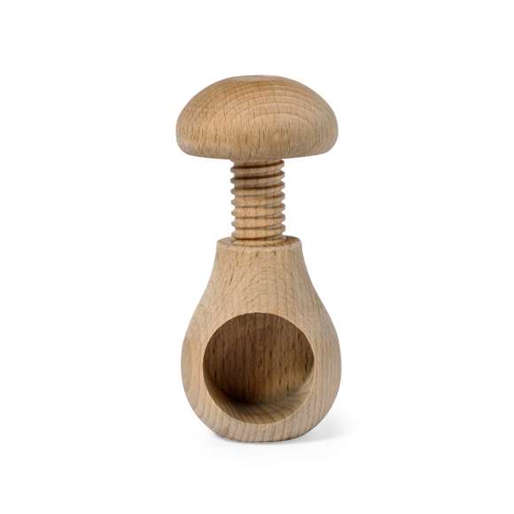 Cascanueces fabricado en madera natural. Con sencillo mécanismo de rosca manual que permite romper la cáscara de manera rápida y fácil, manteniendo el fruto intacto.Presentación individual en caja de diseño kraft.