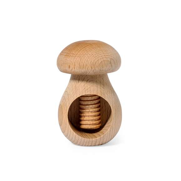 Cascanueces fabricado en madera natural. Con sencillo mécanismo de rosca manual que permite romper la cáscara de manera rápida y fácil, manteniendo el fruto intacto.Presentación individual en caja de diseño kraft.
