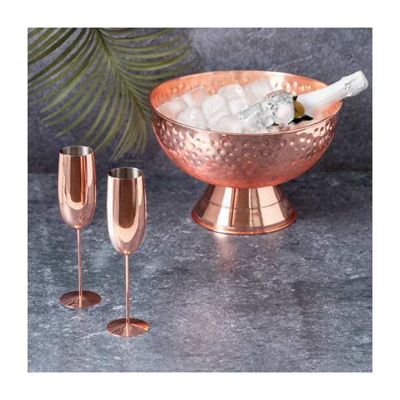 Elegante champanera fabricada en acero inoxidable con recubrimiento de cobre galvanizado. Capacidad de 8,5 l. Con original diseño en acabado brillo, es un perfecto accesorio para presentar con estilo las bebidas frías. Presentada en una exclusiva caja individual de diseño negra.
