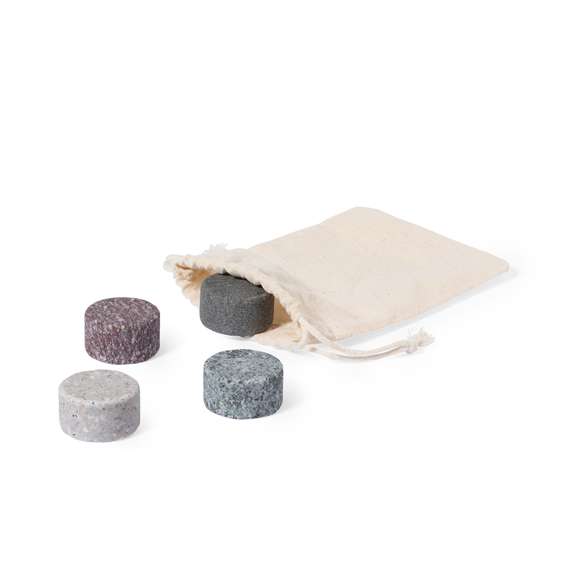 Set de 4 cubitos reutilizables. Fabricados en granito, mantieniendo la bebida fría sin alterar sus propiedades al no diluir su contenido en agua, además de mantener el sabor original de la misma. Presentados en funda de algodón con cordón de cierre.